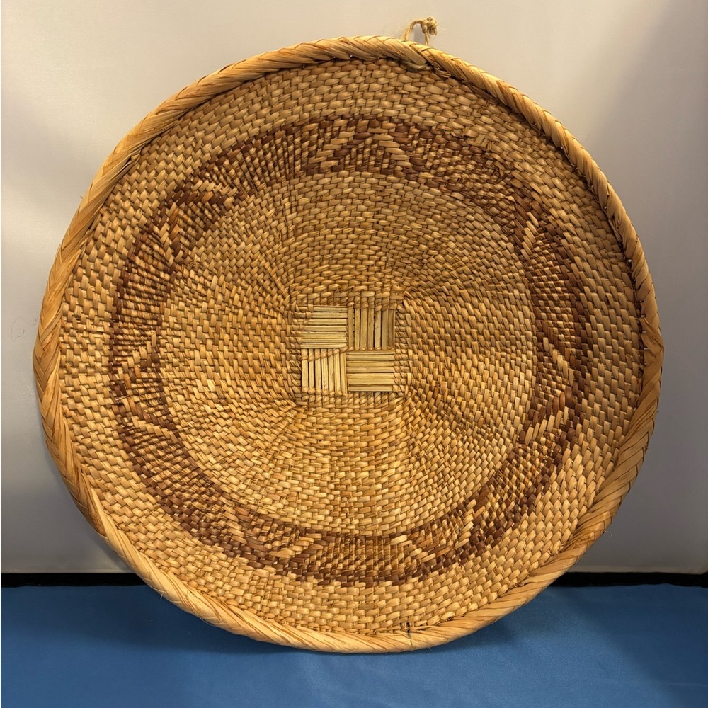 Vintage handwoven Tonga basket with braided edges. Made with natural materials - Picture 2 of 8
